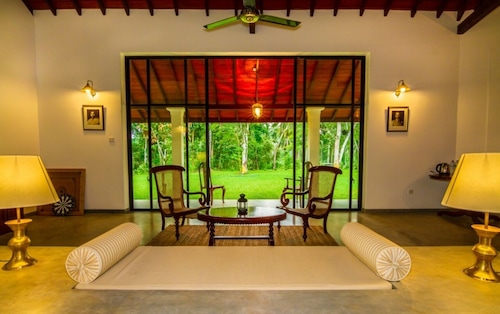 Villa Ronnaduwa - Luxus mit großem Garten (3000m2) + privatem Koch und Pool!