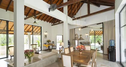 Villa Ronnaduwa - luxe avec grand jardin (3000m2) + cuisinier privé et piscine!