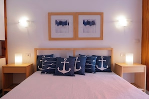 2 bedrooms, desk, iron/ironing board, travel cot - Apartment in first sea line / WiFi (Icod de los Vinos)