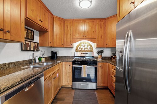 Luxury Lakeview 3 Bd 2 Bth +Loft  Ski In-Out Condo