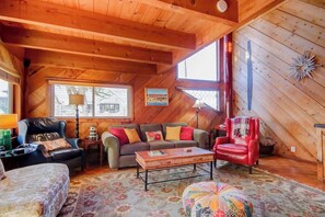 Televisión de pantalla plana, chimenea, videojuegos y oficina 