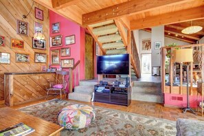 Flachbildfernseher, Kamin, Videospiele, Arbeitsbereiche