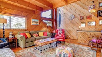 Televisión de pantalla plana, chimenea, videojuegos y oficina