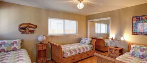 4 makuuhuonetta, silitysrauta/-lauta, vauvan matkasänky, Wi-Fi