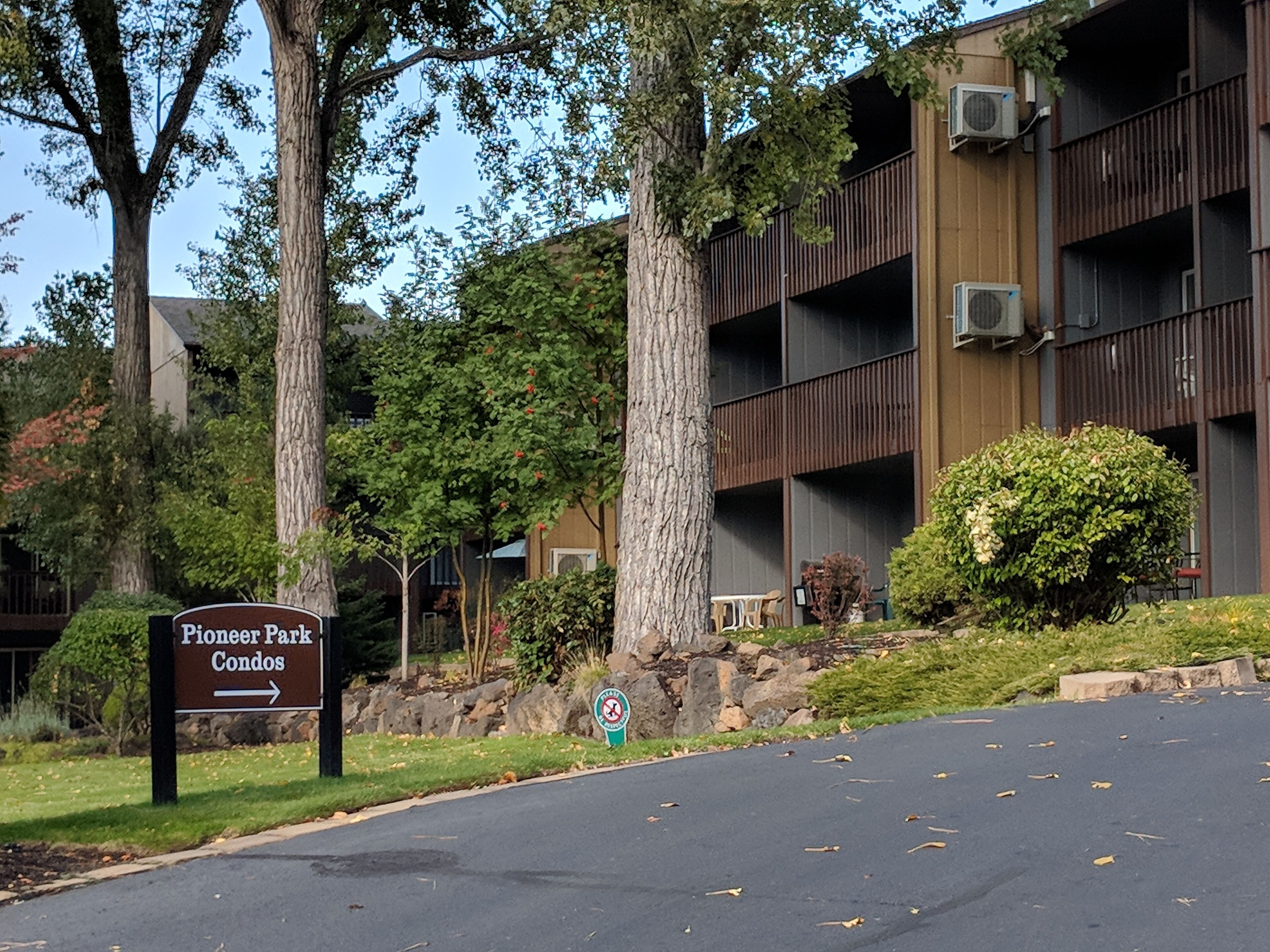Close to everything! Recently updated. Walk Downtown, stroll River trail.