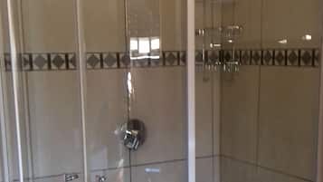 Badekar, hårføner og håndklær