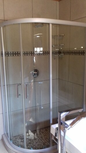 Bathtub, hair dryer, towels - Family Cottage with en suite bathroom and kitchenette (Grootfontein)