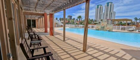 Alberca al aire libre y alberca climatizada