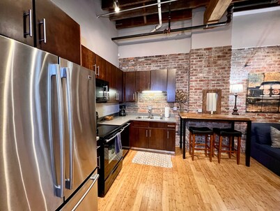 Enjoy extra savings | no rental car needed! Walk to Broadway! The Waylon Loft by Music City Loft