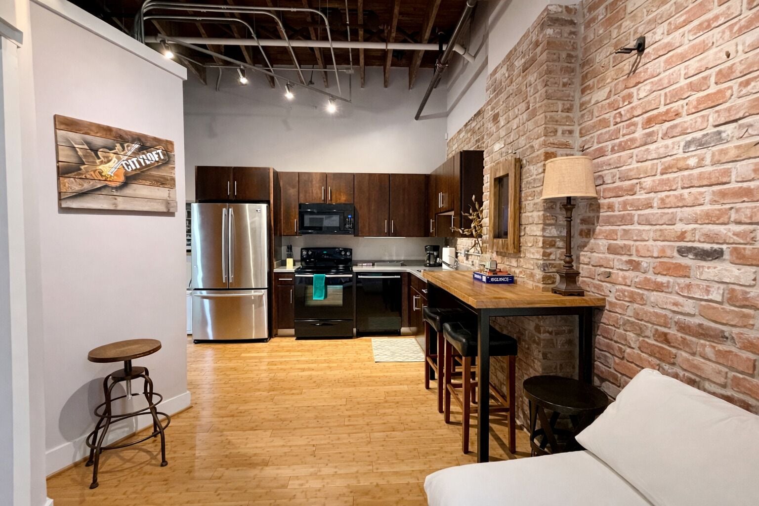 Frigorífico, microondas, horno y placa de cocina