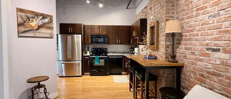 Réfrigérateur, micro-ondes, four, plaque de cuisson