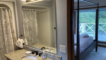 5 bedrooms, desk, iron/ironing board, free WiFi