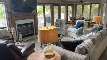 智能电视、壁炉、DVD 播放器、乒乓球