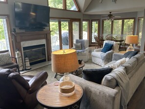 Smart TV, fireplace, DVD player, table tennis