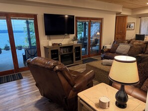 Smart TV, fireplace, DVD player, table tennis