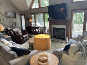 Smart TV, chimenea, reproductor de DVD y tenis de mesa 