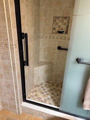 Douche, sèche-cheveux, serviettes fournies, savon