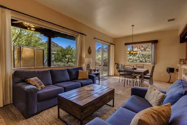 Smart TV, livros, biblioteca musical, aparelho de som