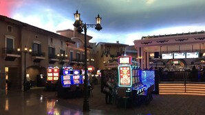 Un casino avec des machines à sous et un bar.
