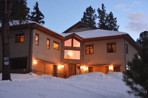 Large, luxury cabin, sleeps 19 with a gourmet kitchen, hot tub & fire pit