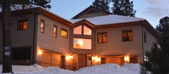 Large, luxury cabin, sleeps 19 with a gourmet kitchen, hot tub & fire pit