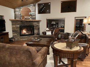 Smart-TV, Kamin, DVD-Player, Bücher