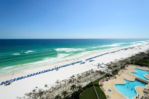 Sulla spiaggia, lettini da mare