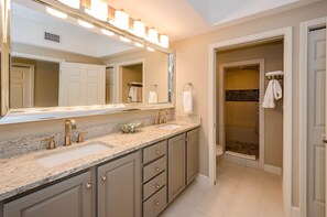 Combined shower/tub, jetted tub, hair dryer, towels
