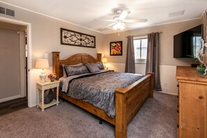 3 bedrooms, desk, iron/ironing board, travel crib