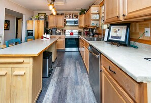 Kjøleskap, mikrobølgeovn, ovn og kokeplater