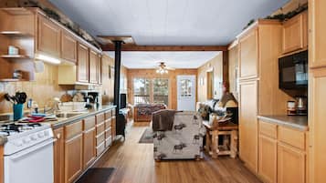 Jääkaappi, mikroaaltouuni, uuni, liesi