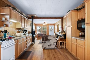 ثلاجة، ميكروويف، فرن، موقد طهي مسطح