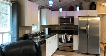Quiet, Private 2 BR/1.5BA Unit ~ Lake View, next to Wood Creek Boat Dock