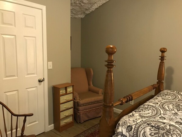 A bedroom with a wooden four-poster bed, a chair, a small wooden cabinet, and a white door. - Quiet, Private 2 BR/1.5BA Unit ~ Lake View, next to Wood Creek Boat Dock (London)