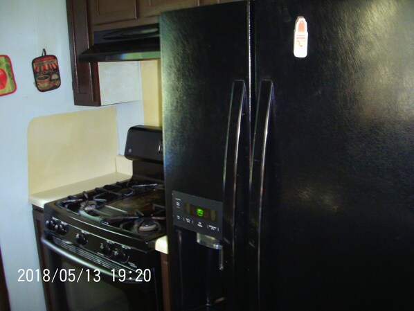 Fridge, microwave, oven, stovetop - Two Bedroom Vacation House ~ Walking Distance To Crater Of Diamonds (Murfreesboro)