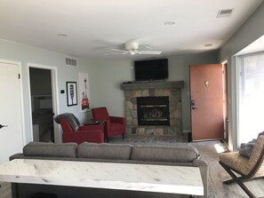 Smart TV, fireplace - Newly Remodeled Lake Bellaire Cottage now booking through SUMMER of 2020!! (Bellaire)