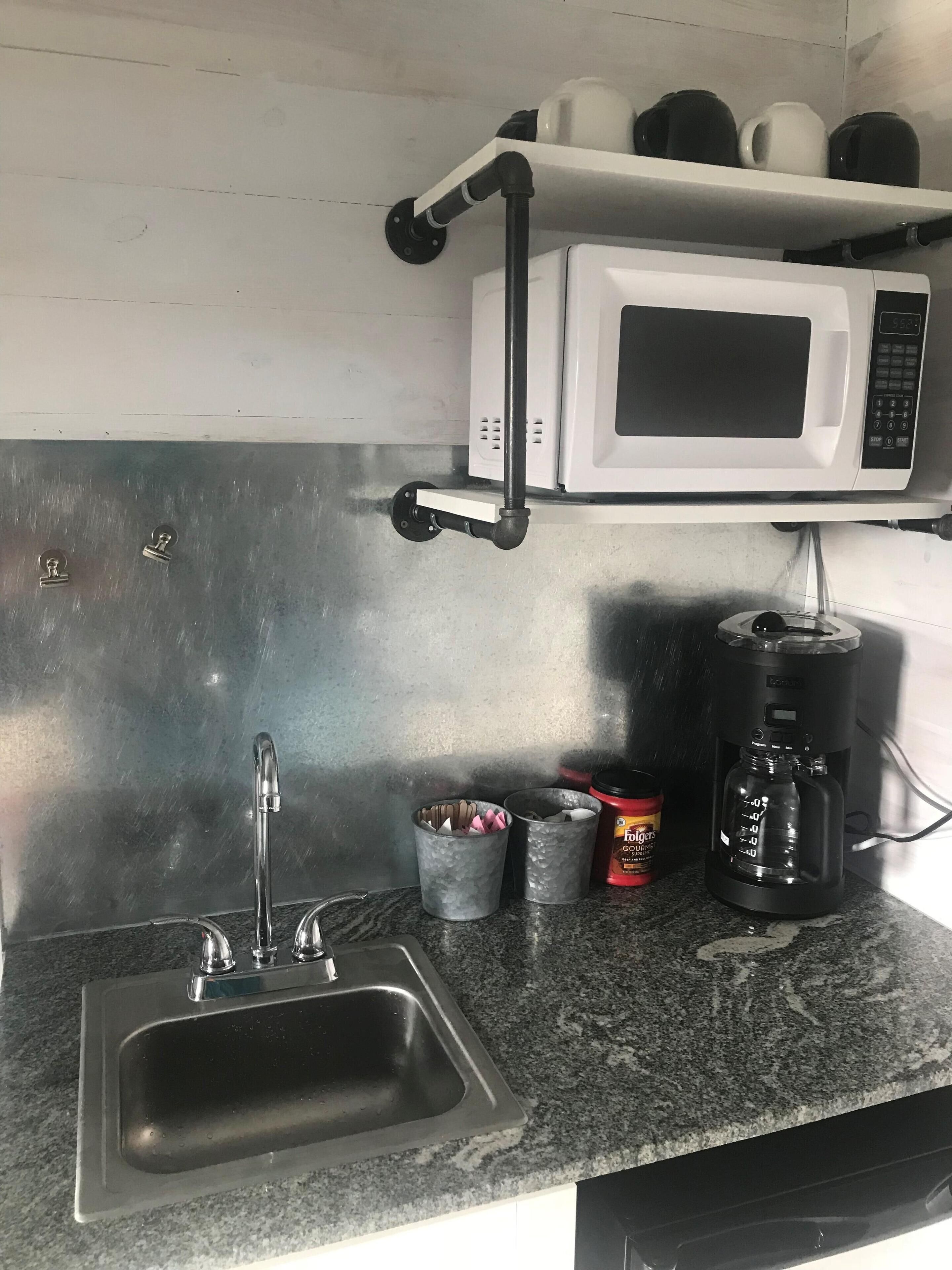 Een koelkast, een magnetron, een koffiezetapparaat/waterkoker