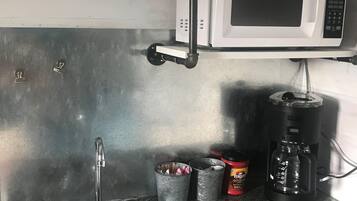 Een koelkast, een magnetron, een koffiezetapparaat/waterkoker