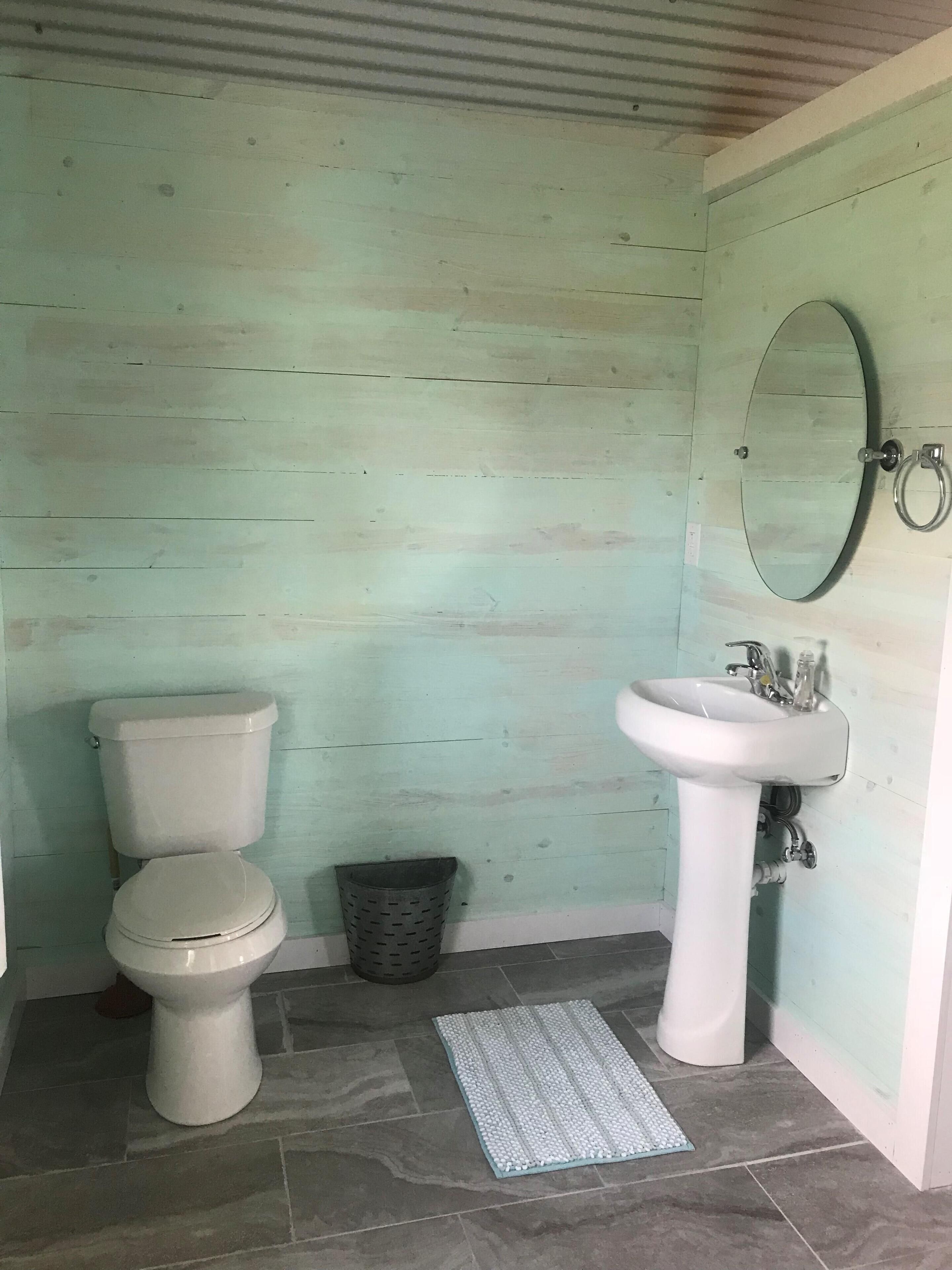 Een haardroger, handdoeken, zeep, shampoo