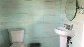 Een haardroger, handdoeken, zeep, shampoo