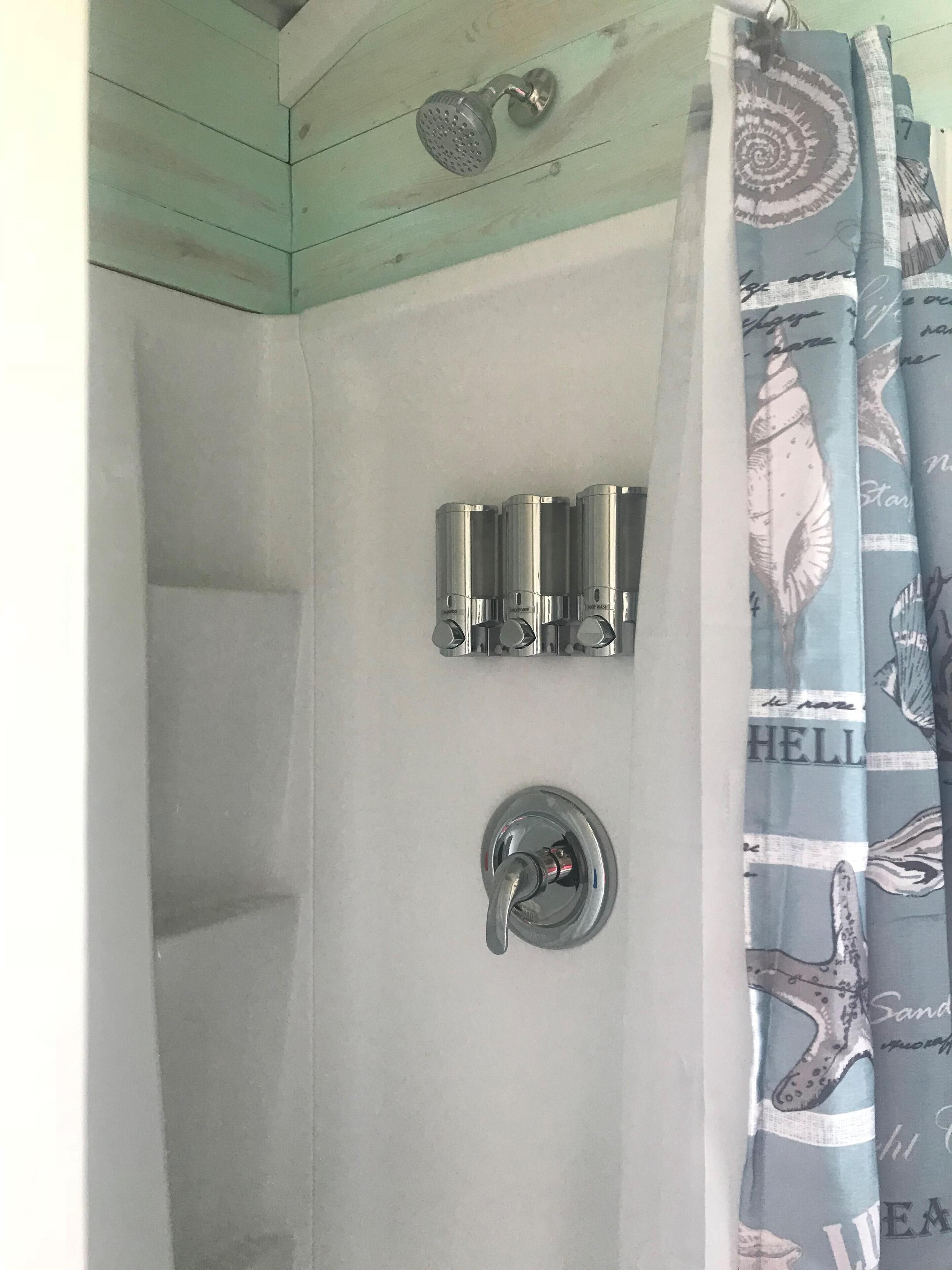 吹风机、毛巾、肥皂、洗发水