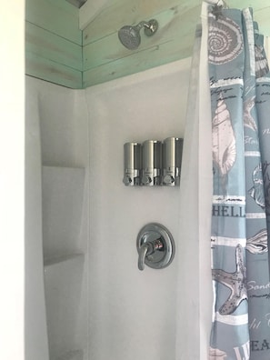 Hair dryer, towels, soap, shampoo - Adorable Cottage on the Texas Coast (Rockport)