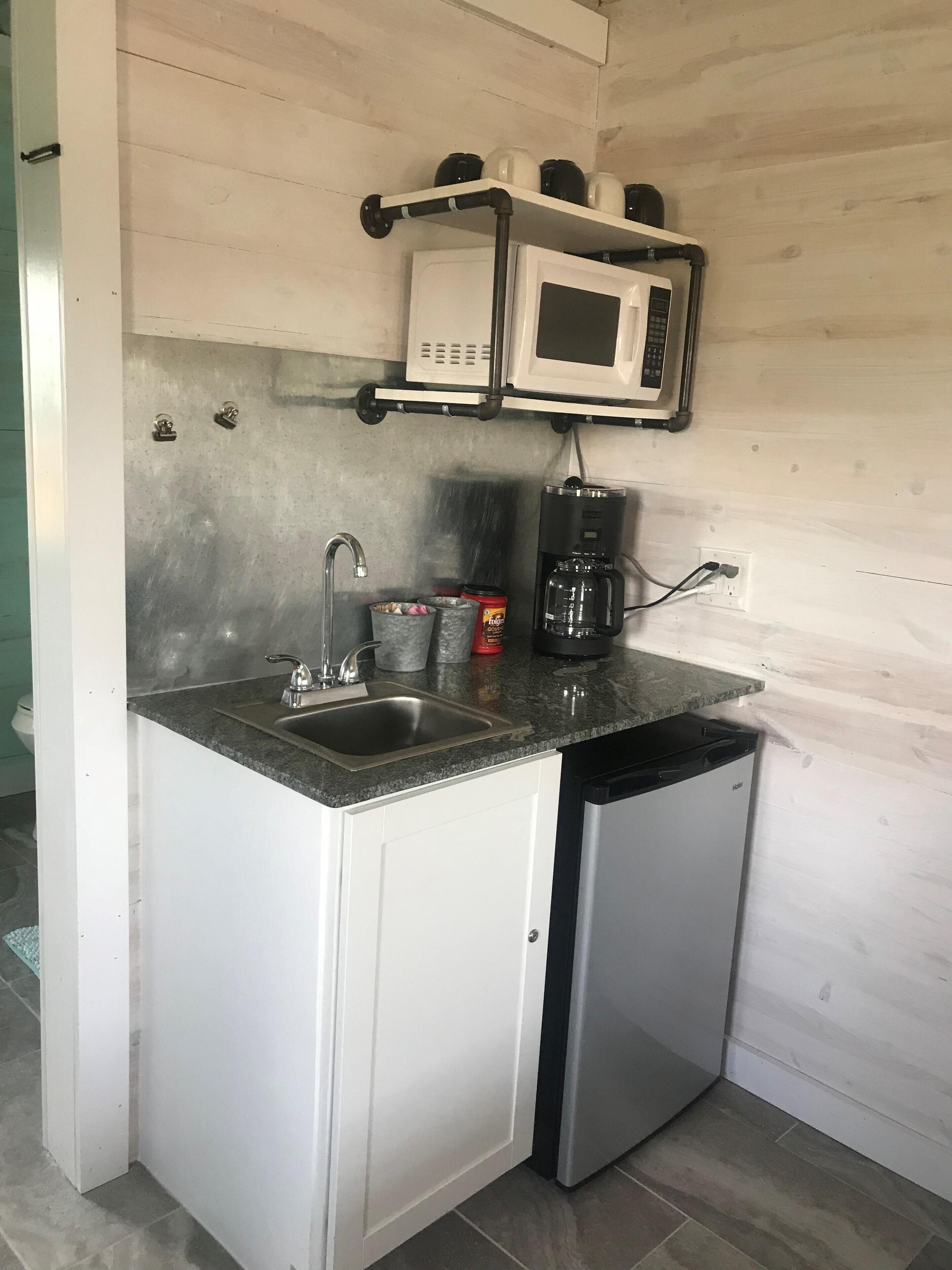 Een koelkast, een magnetron, een koffiezetapparaat/waterkoker