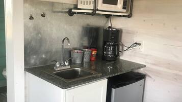 Een koelkast, een magnetron, een koffiezetapparaat/waterkoker