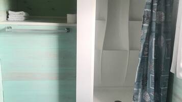 Een haardroger, handdoeken, zeep, shampoo