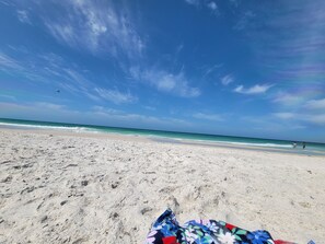 Playa en los alrededores, camastros y toallas de playa