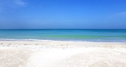 Private Heated Pool House 6 miles from the Beach