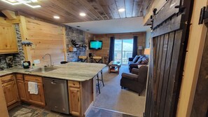 Smart TV, fireplace, books, stereo - Luxury living Amazing Mtn Views! indoor pool & spa (Gatlinburg)