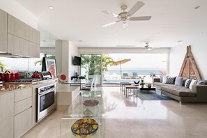 Refrigerador, microondas, horno y parrilla de estufa 