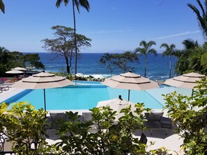 Alberca al aire libre y alberca climatizada